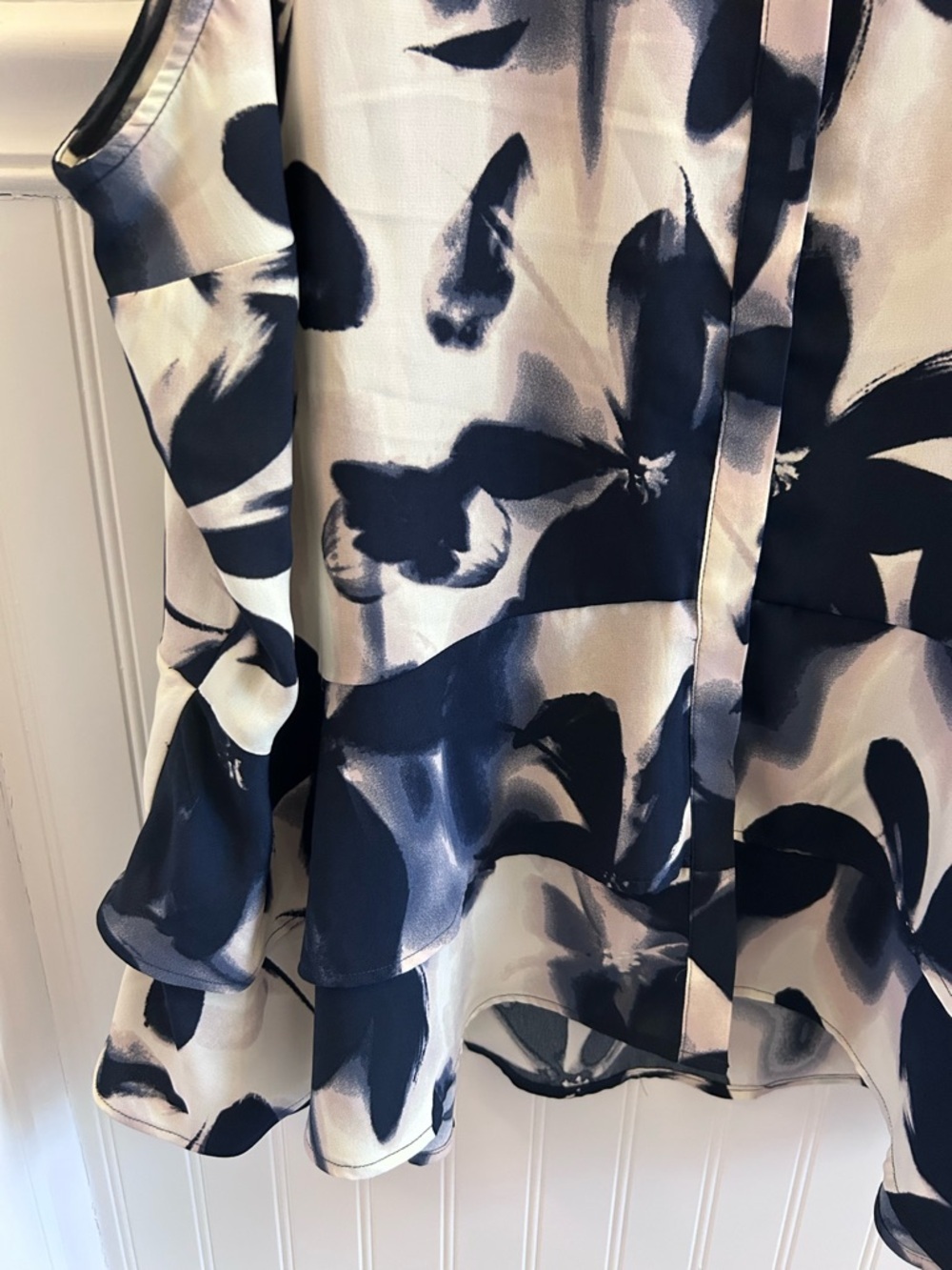 Simply Vera Vera Wang Beautiful Flowy Navy and Cream Floral Sleeveless Top 1X - Picture 7 of 8